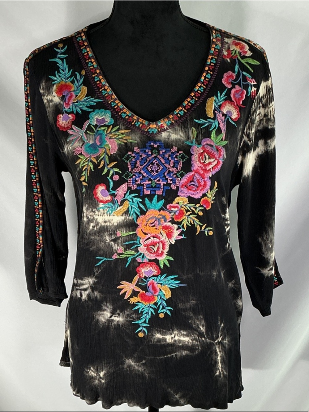 Calessa Black Embroidered V-Neck Floral Women's Tunic Size Small - Picture 6 of 8